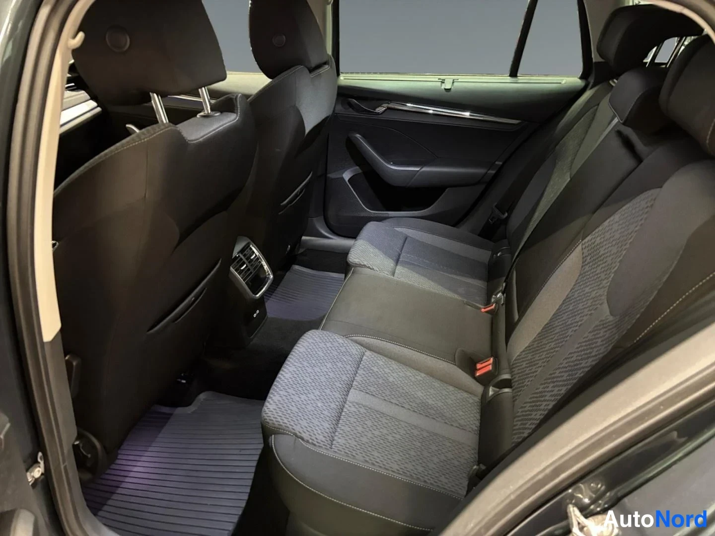 Harmaa Skoda Octavia 2021, takaistuimet, kuva 9