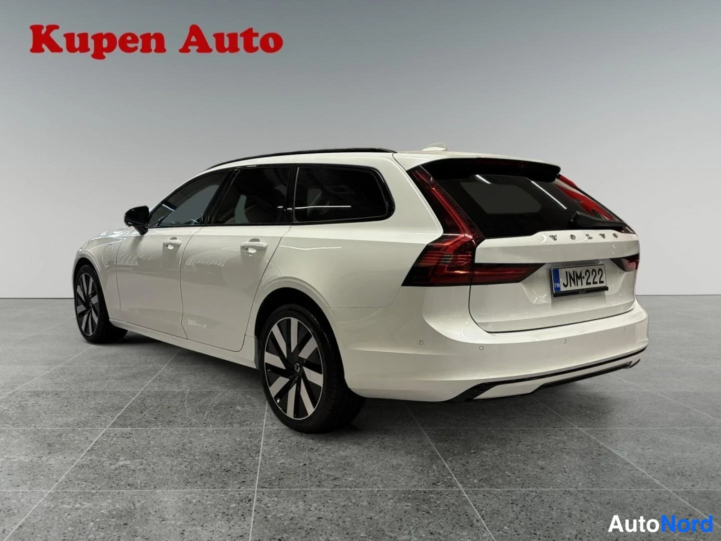 Valkoinen Volvo V90 2024, takaviisto, kuva 3