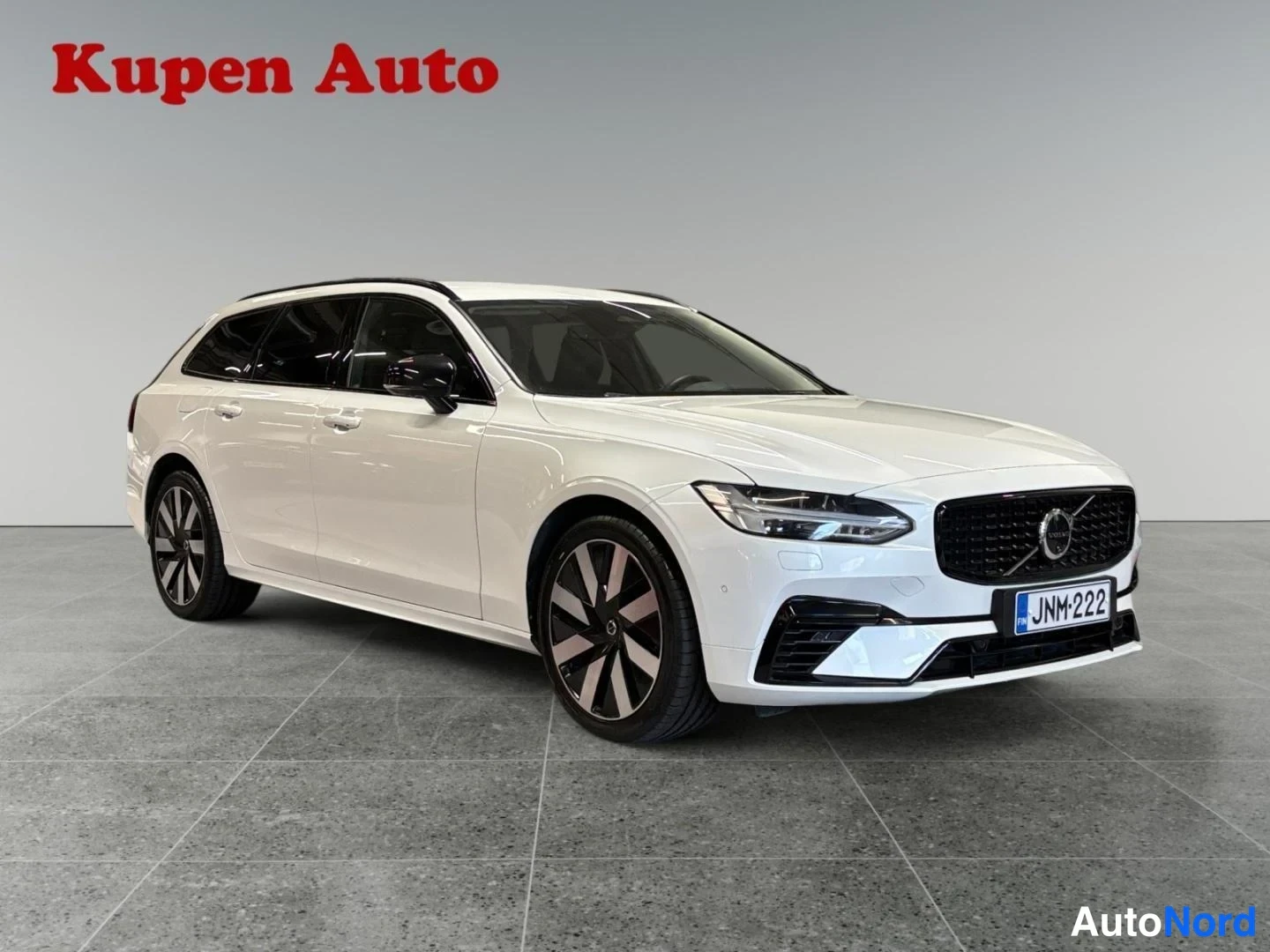 Valkoinen Volvo V90 2024, etuviisto, keula oikealle, kuva 2