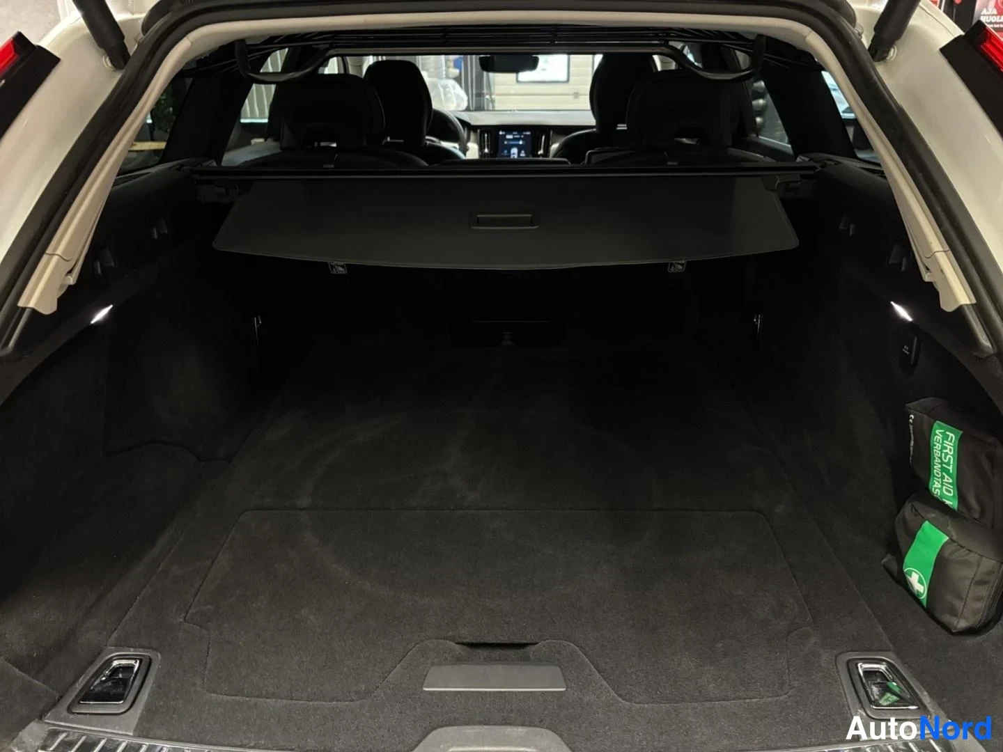 Valkoinen Volvo V90 2024, tavaratila, kuva 9