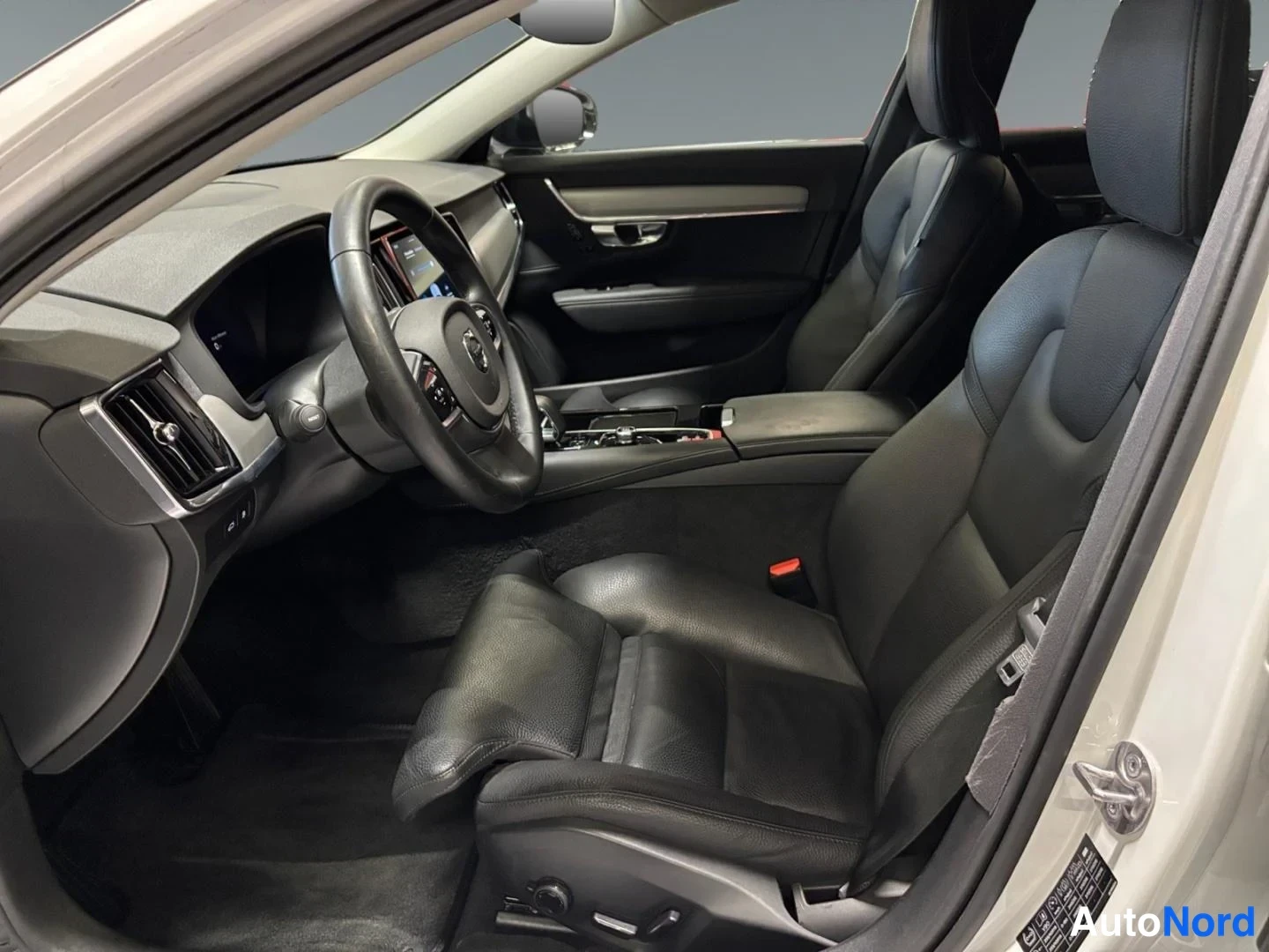 Valkoinen Volvo V90 2024, ohjaamo, kuva 5