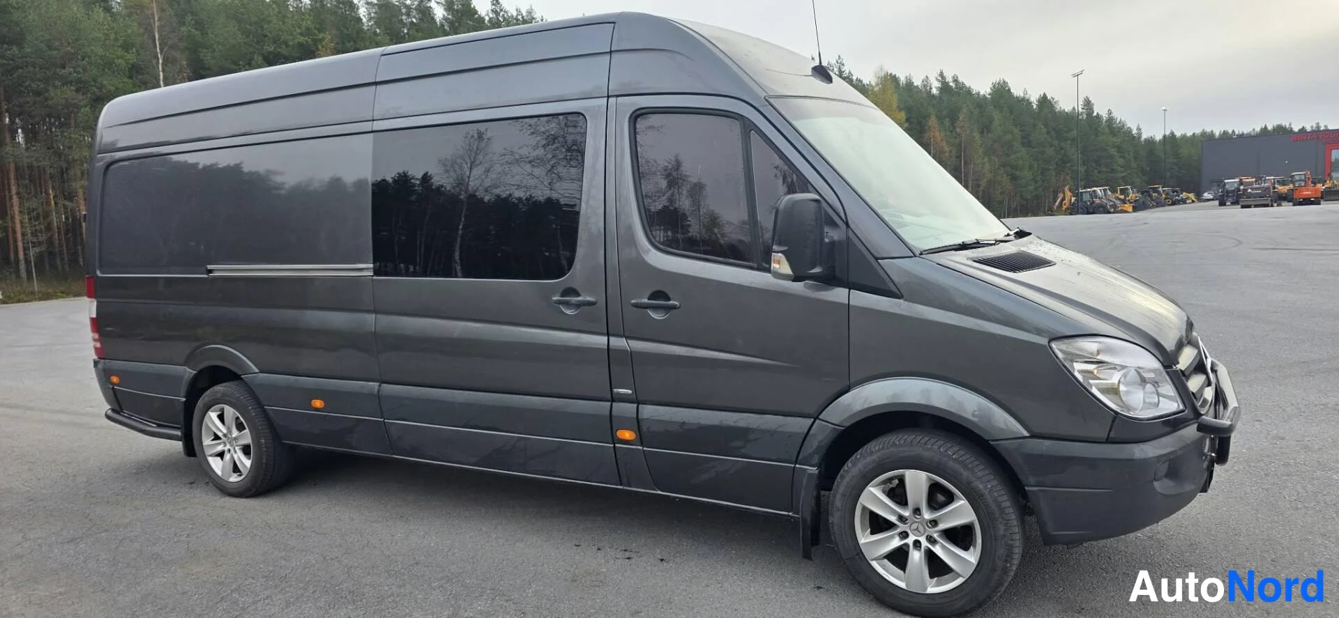 Harmaa Mercedes-Benz Sprinter 2012, etuviisto, keula oikealle, kuva 2