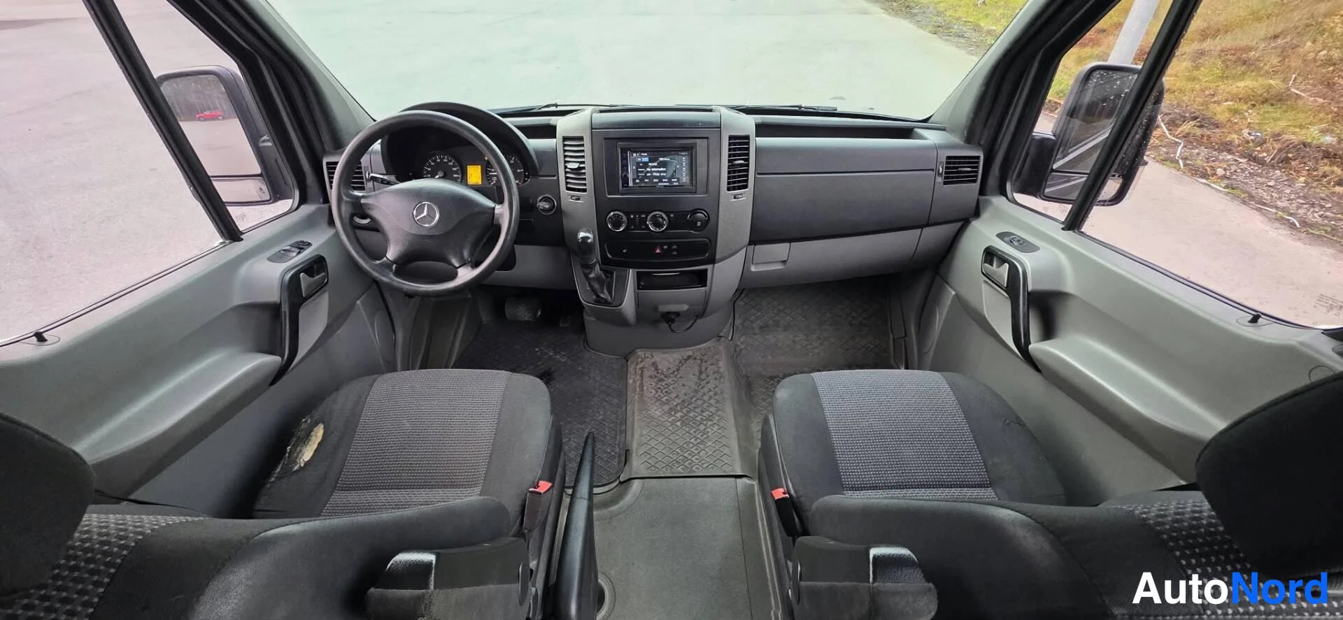 Harmaa Mercedes-Benz Sprinter 2012, ohjaamo, kuva 6