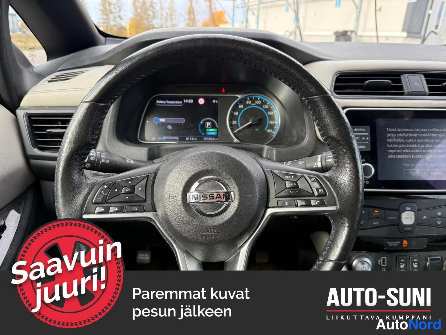 Musta Nissan Leaf 2020, ohjaamo, kuva 5