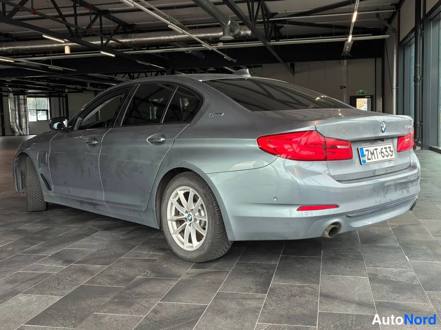 Harmaa BMW 530e 2018, takaviisto, kuva 4