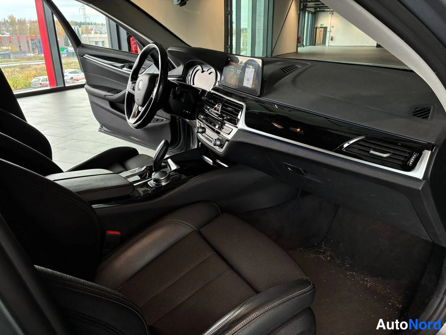 Harmaa BMW 530e 2018, ohjaamo, kuva 7