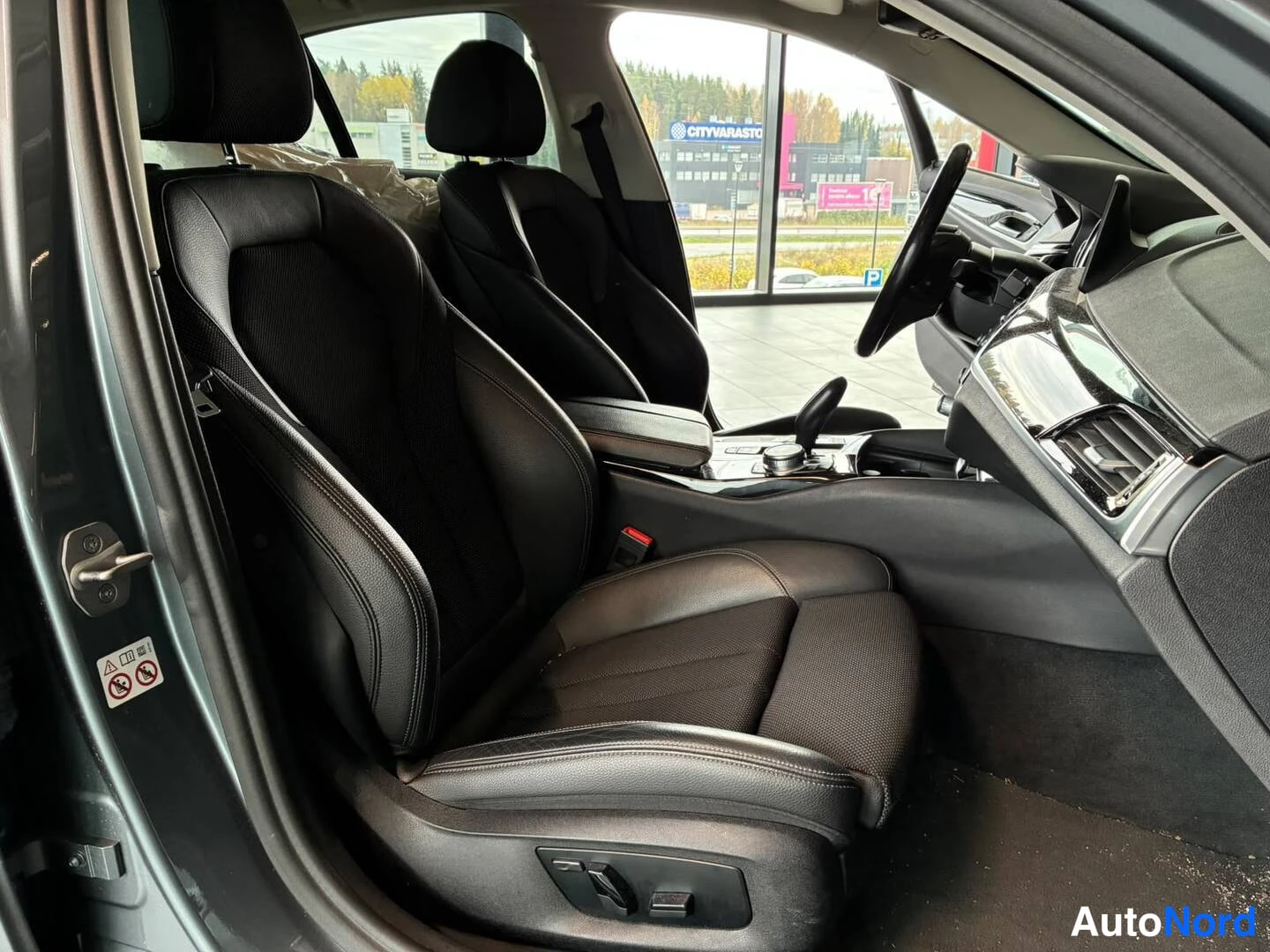 Harmaa BMW 530e 2018, etuistuimet, kuva 10