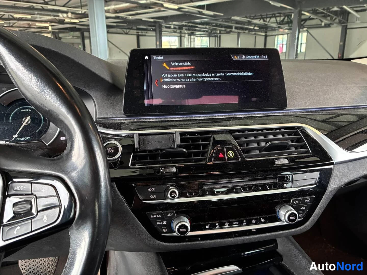 Harmaa BMW 530e 2018, yksityiskohta, kuva 16