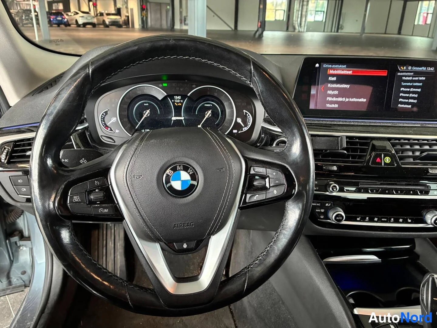 Harmaa BMW 530e 2018, ohjaamo, kuva 8