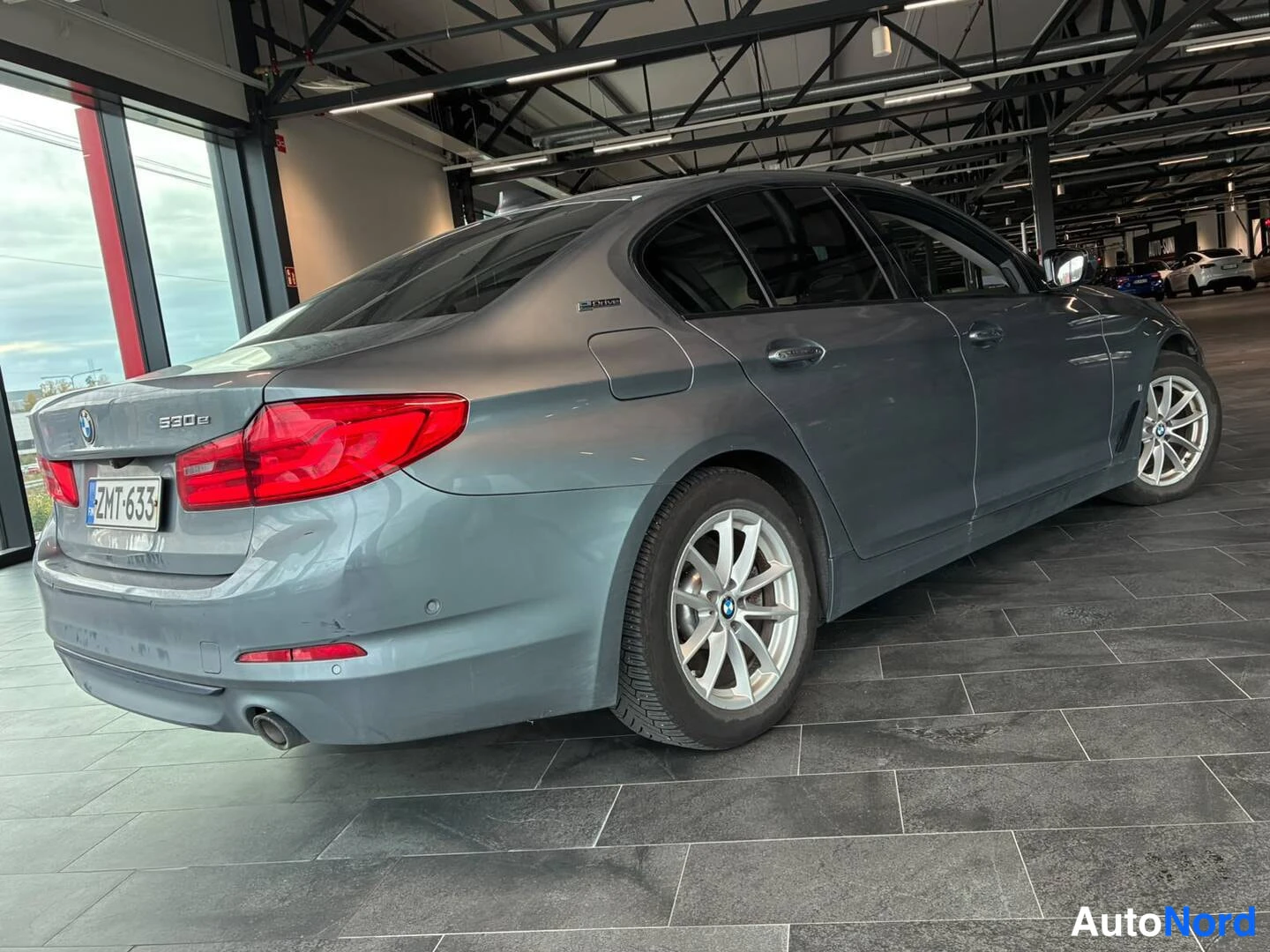 Harmaa BMW 530e 2018, takaviisto, kuva 5