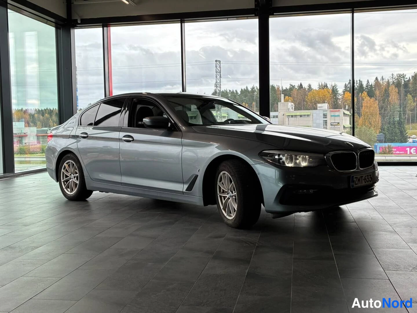 Harmaa BMW 530e 2018, etuviisto, keula oikealle, kuva 2