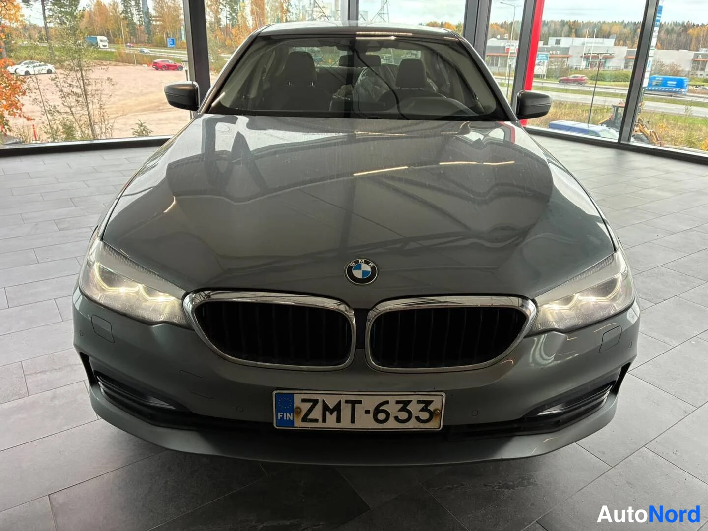 Harmaa BMW 530e 2018, edestä, kuva 3