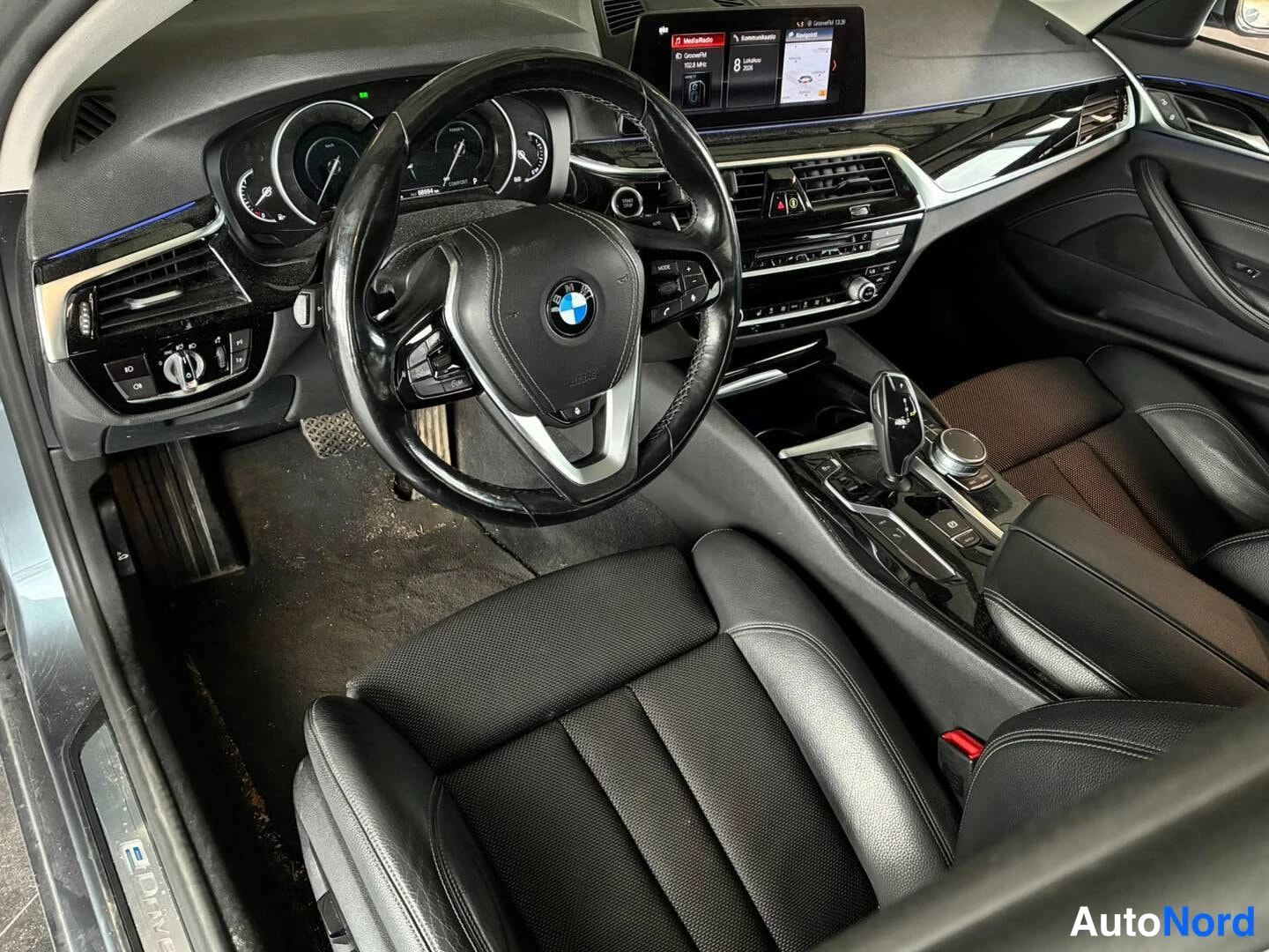 Harmaa BMW 530e 2018, ohjaamo, kuva 6