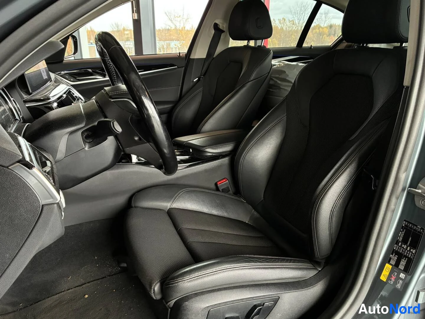 Harmaa BMW 530e 2018, etuistuimet, kuva 9
