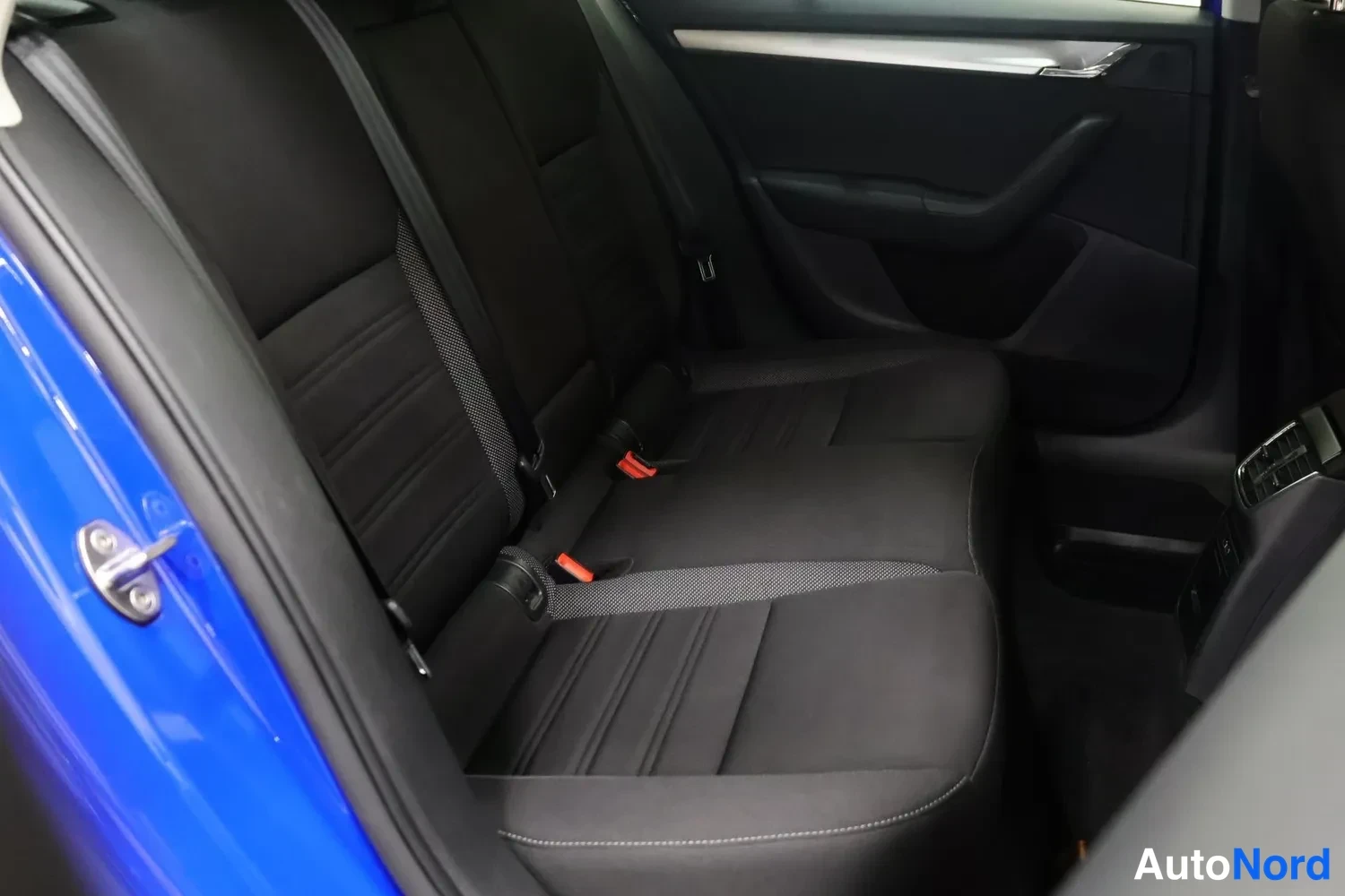 Sininen Skoda Octavia 2019, takaistuimet, kuva 11