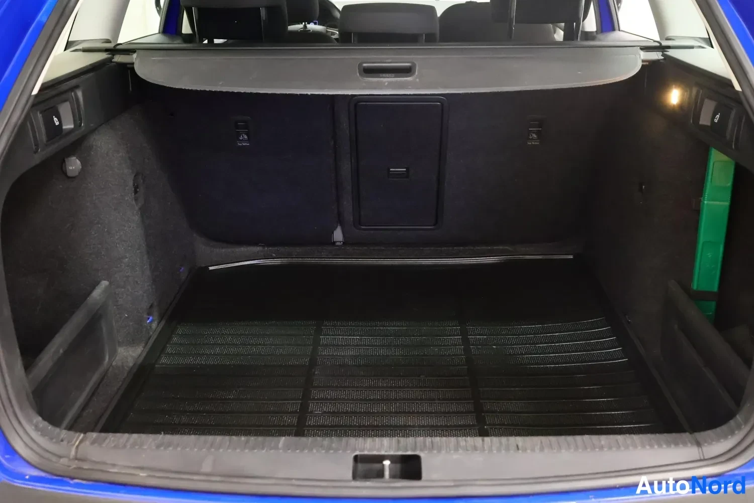 Sininen Skoda Octavia 2019, tavaratila, kuva 12