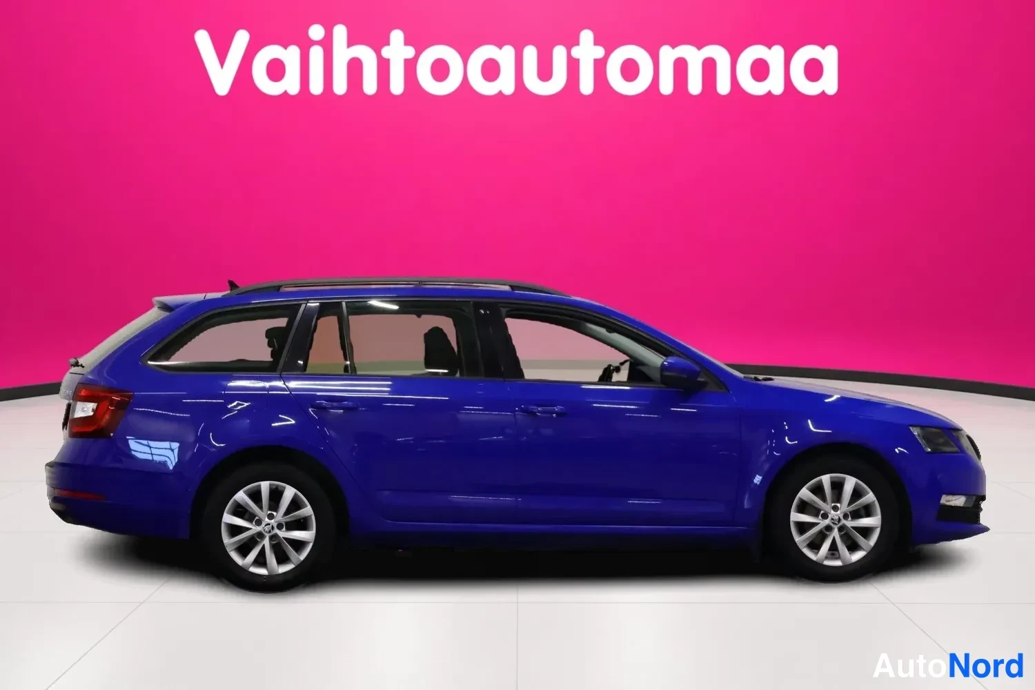 Sininen Skoda Octavia 2019, etuviisto, keula oikealle, kuva 2
