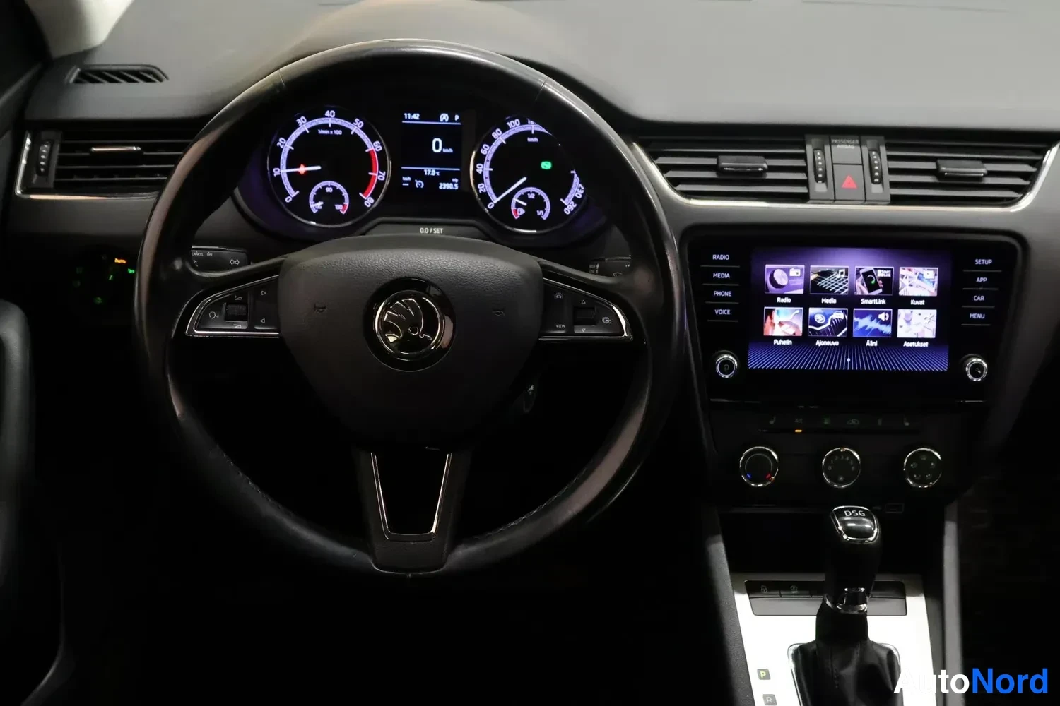 Sininen Skoda Octavia 2019, ohjaamo, kuva 8
