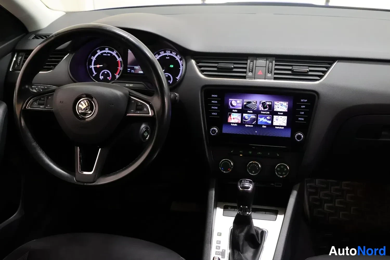 Sininen Skoda Octavia 2019, ohjaamo, kuva 9