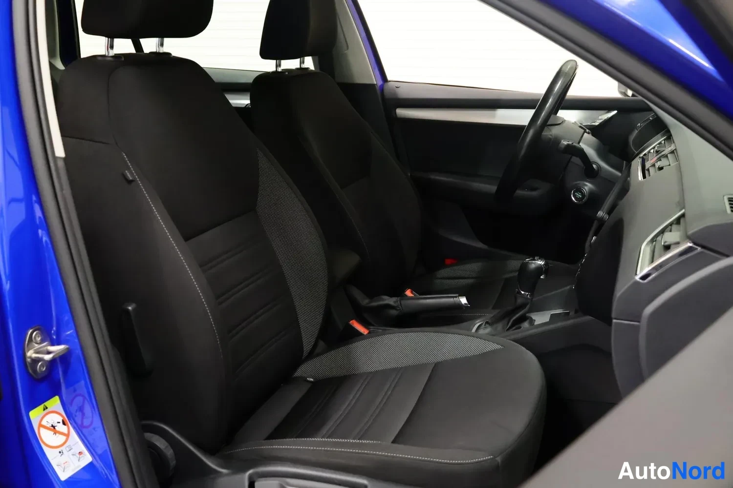 Sininen Skoda Octavia 2019, etuistuimet, kuva 10