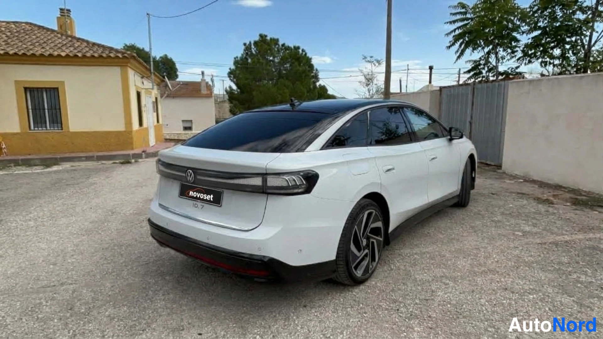 Valkoinen Volkswagen ID.7 Pro 2024, takaviisto, kuva 4