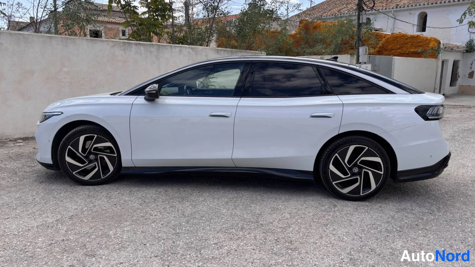 Valkoinen Volkswagen ID.7 Pro 2024, etuviisto, keula vasemmalle, kuva 2