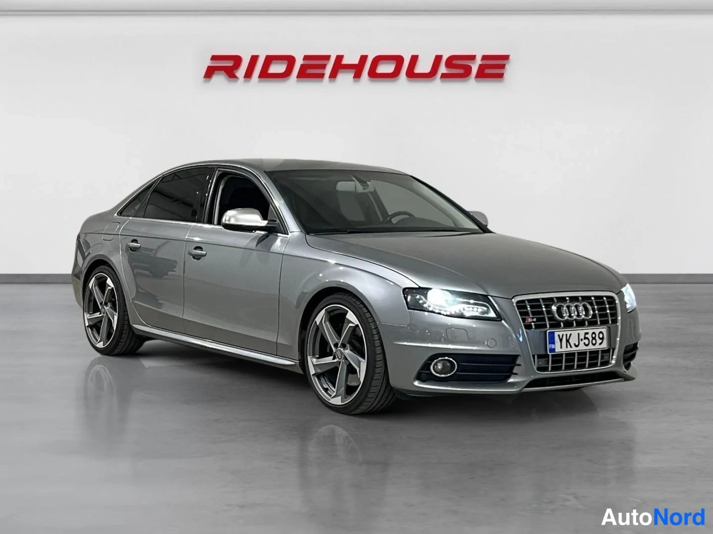 Hopea Audi S4 2011, etuviisto, keula oikealle, kuva 2