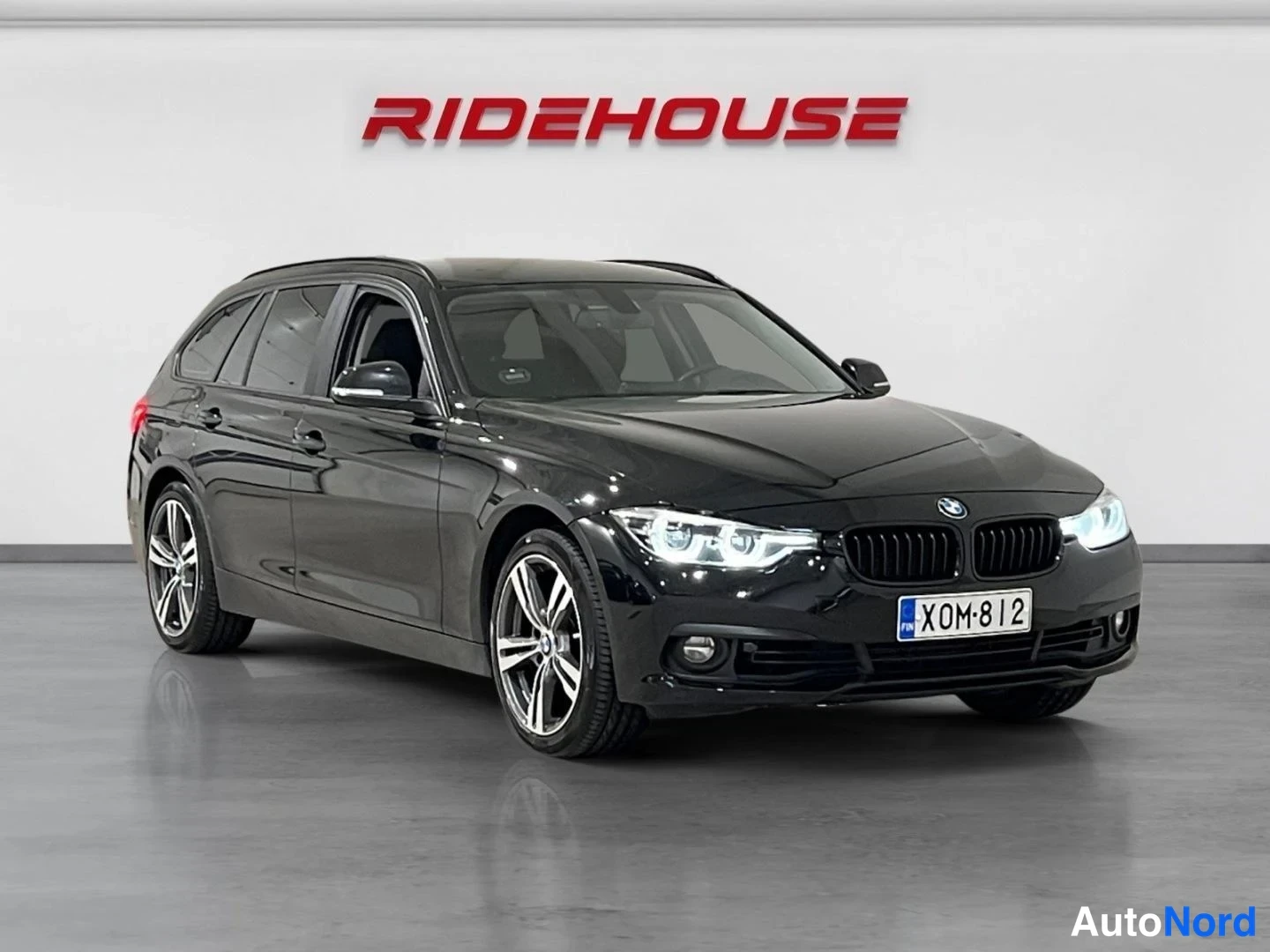 Musta BMW 318 2018, etuviisto, keula oikealle, kuva 2