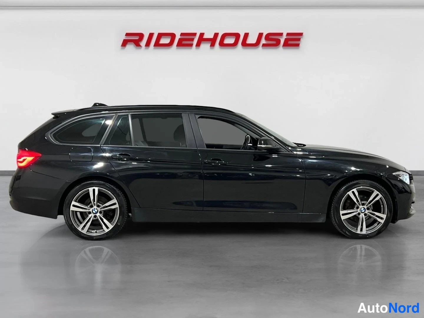 Musta BMW 318 2018, sivulta, kuva 5
