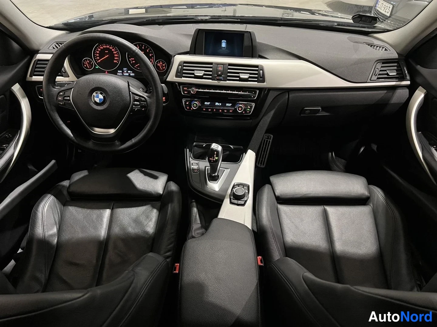 Musta BMW 318 2018, ohjaamo, kuva 9