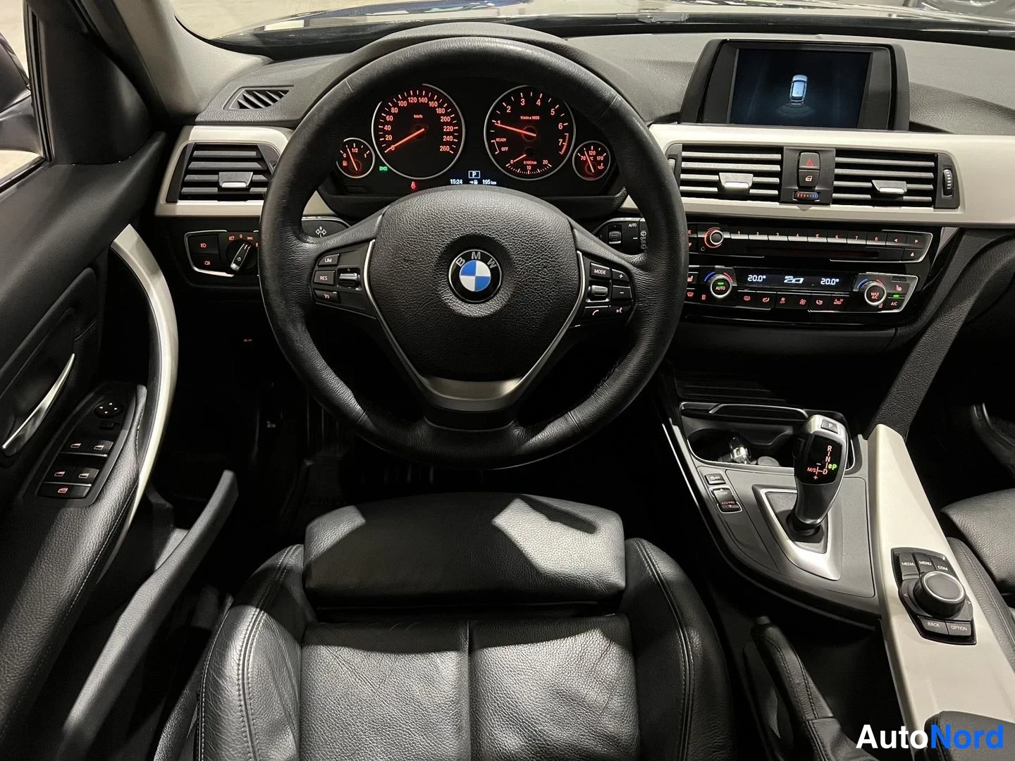 Musta BMW 318 2018, ohjaamo, kuva 10