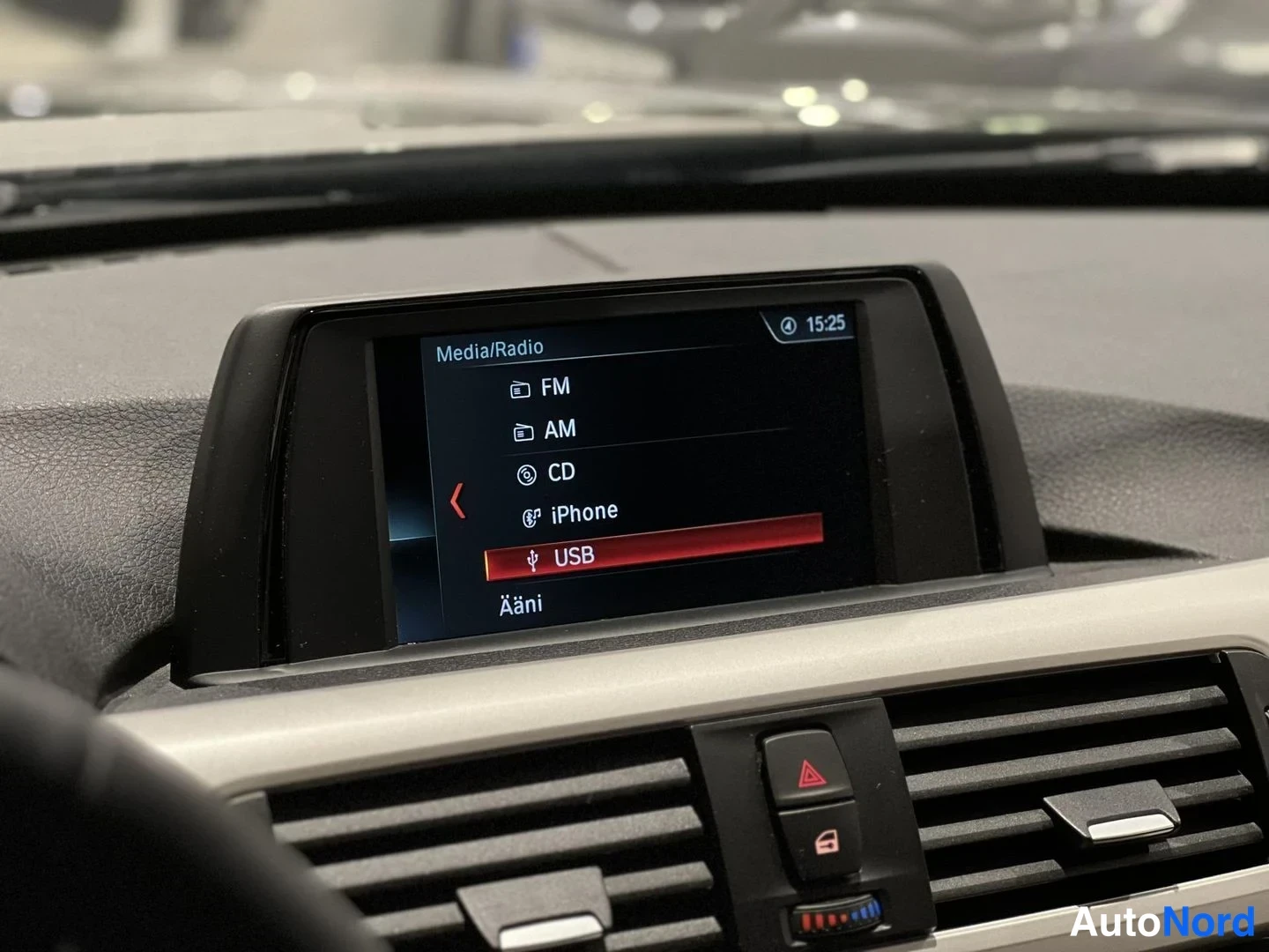 Musta BMW 318 2018, yksityiskohta, kuva 20