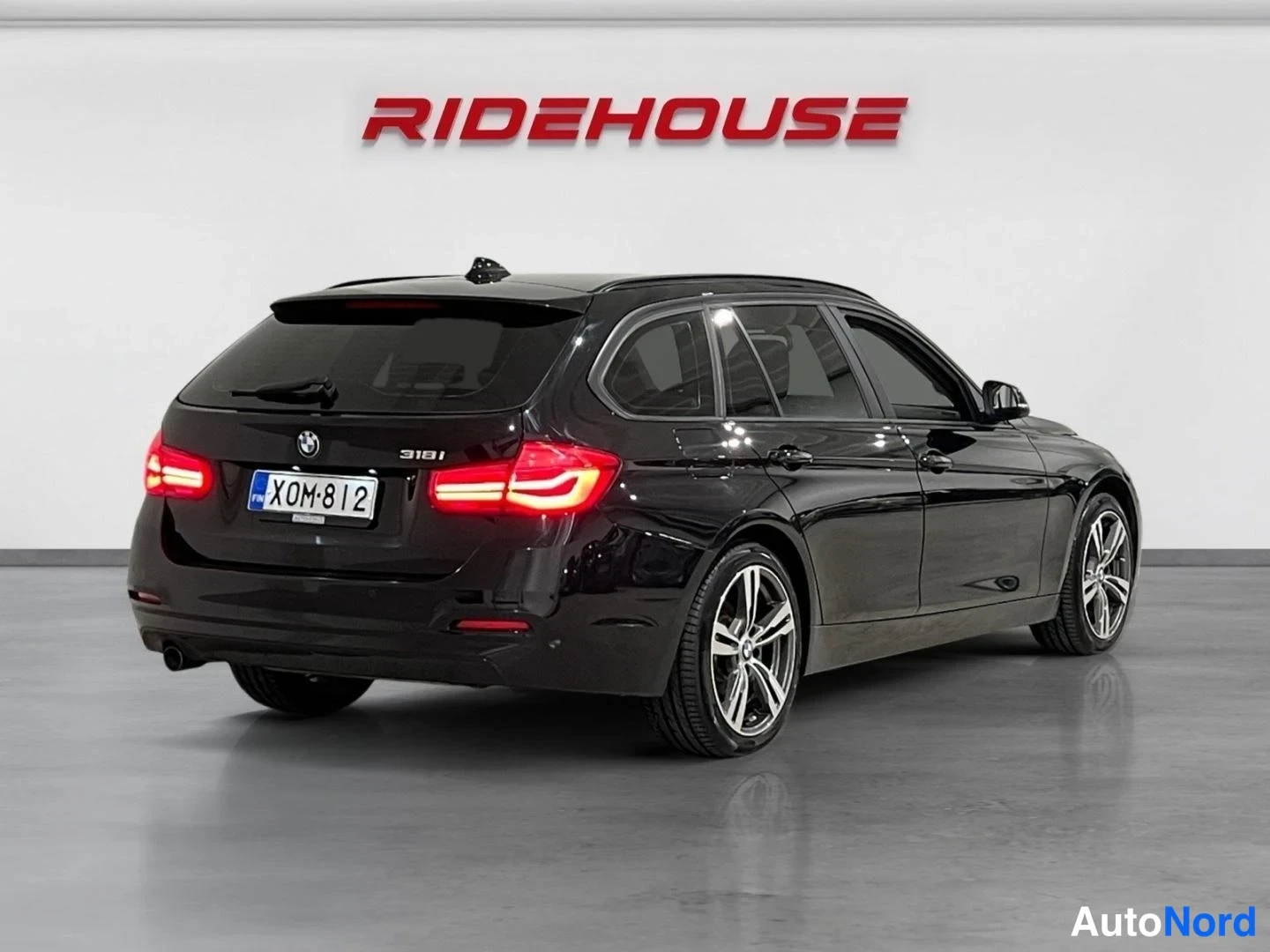 Musta BMW 318 2018, takaviisto, kuva 6