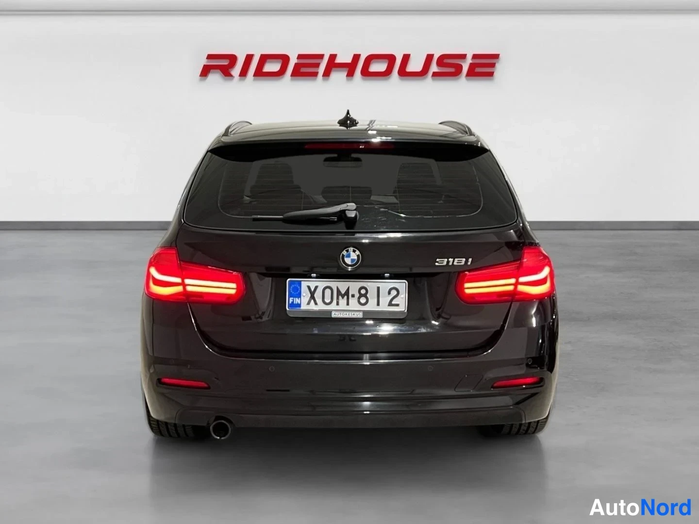 Musta BMW 318 2018, takaa, kuva 8