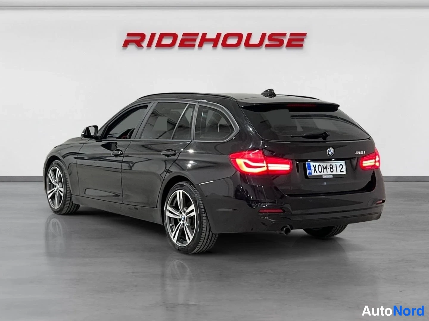 Musta BMW 318 2018, takaviisto, kuva 7