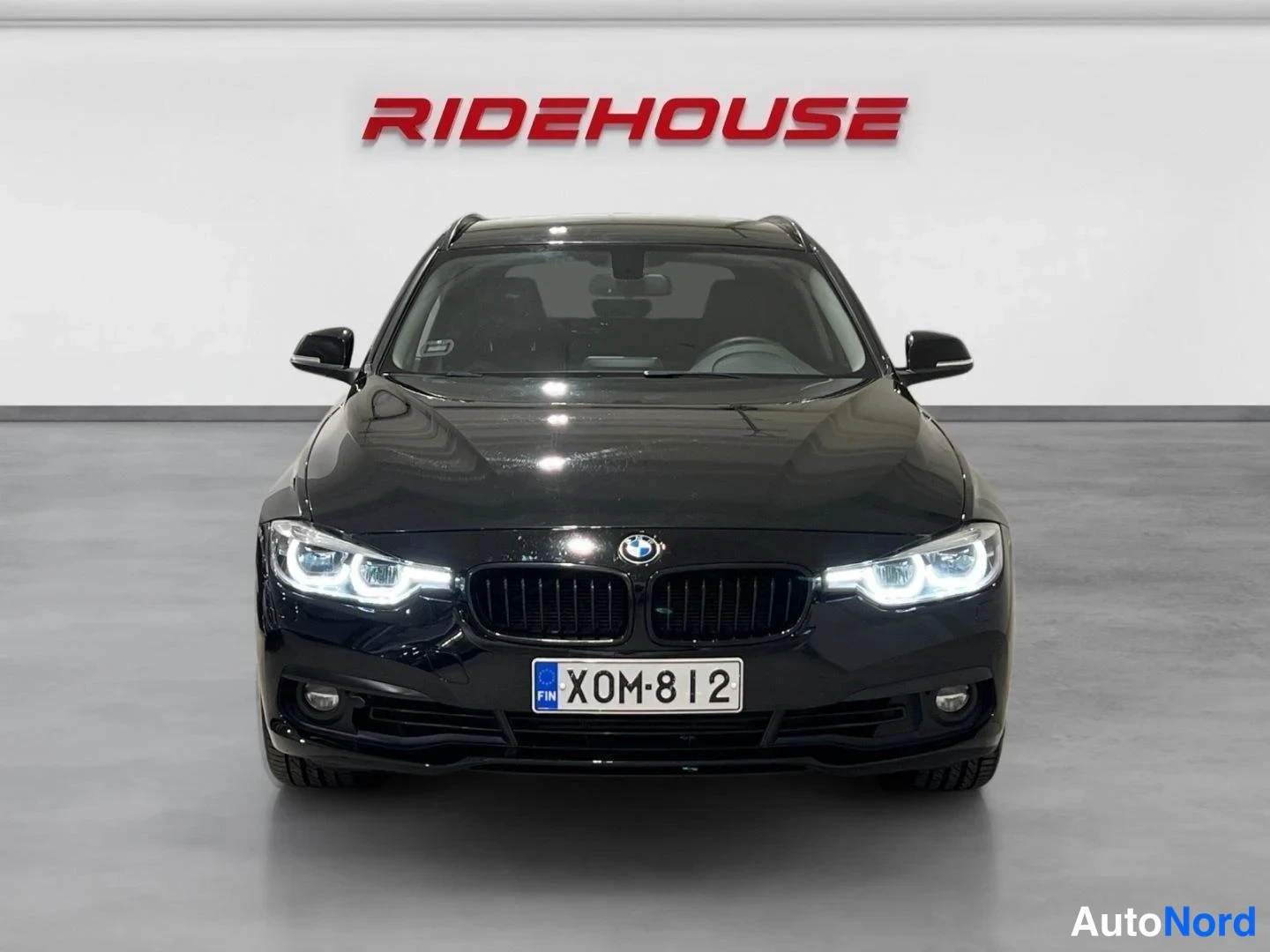 Musta BMW 318 2018, edestä, kuva 3