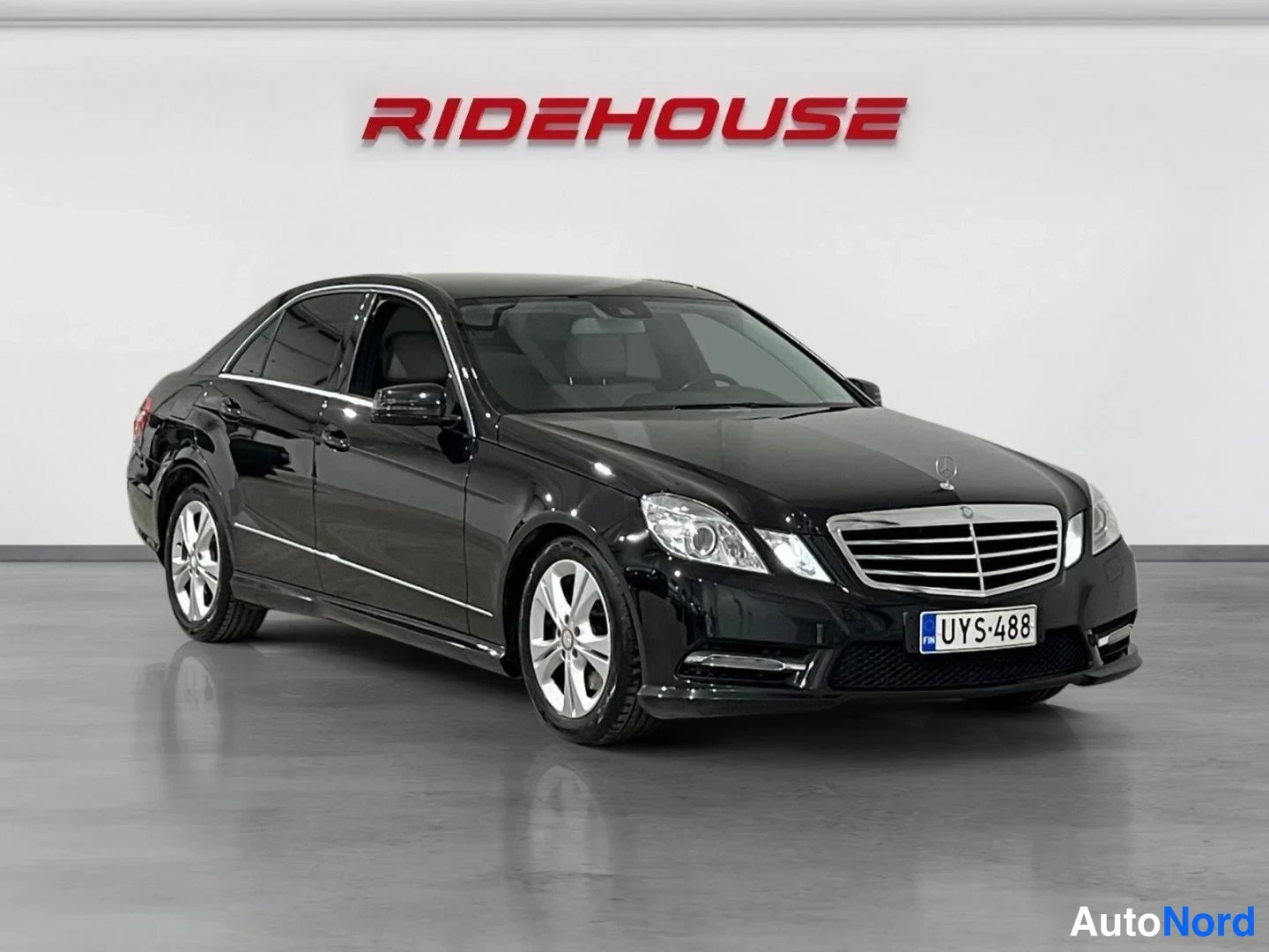 Musta Mercedes-Benz E 2013, etuviisto, keula oikealle, kuva 2