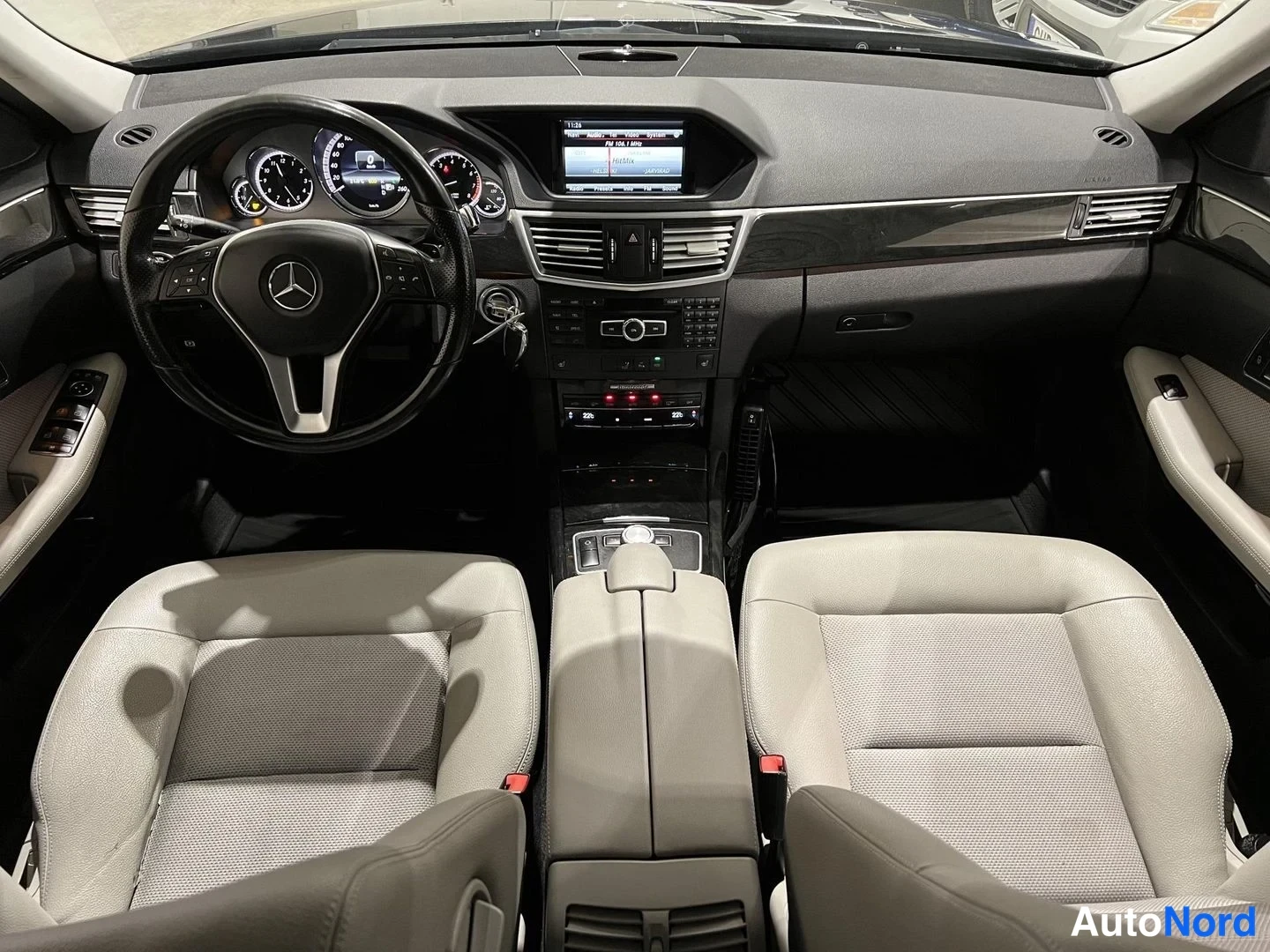 Musta Mercedes-Benz E 2013, ohjaamo, kuva 9
