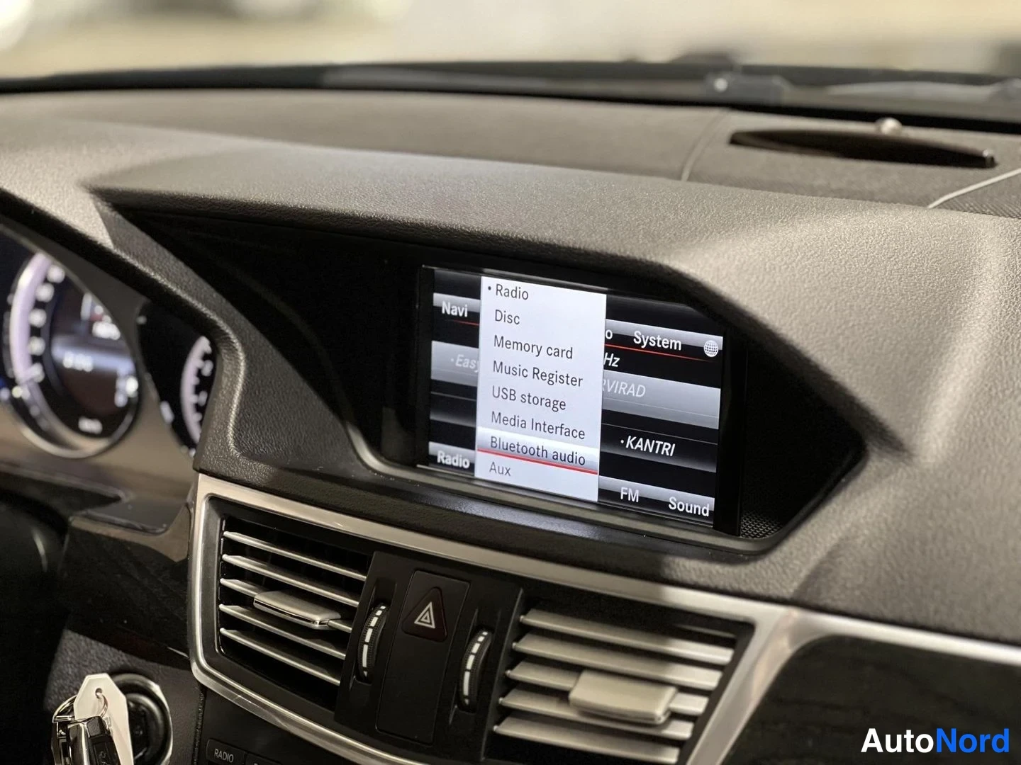 Musta Mercedes-Benz E 2013, yksityiskohta, kuva 14