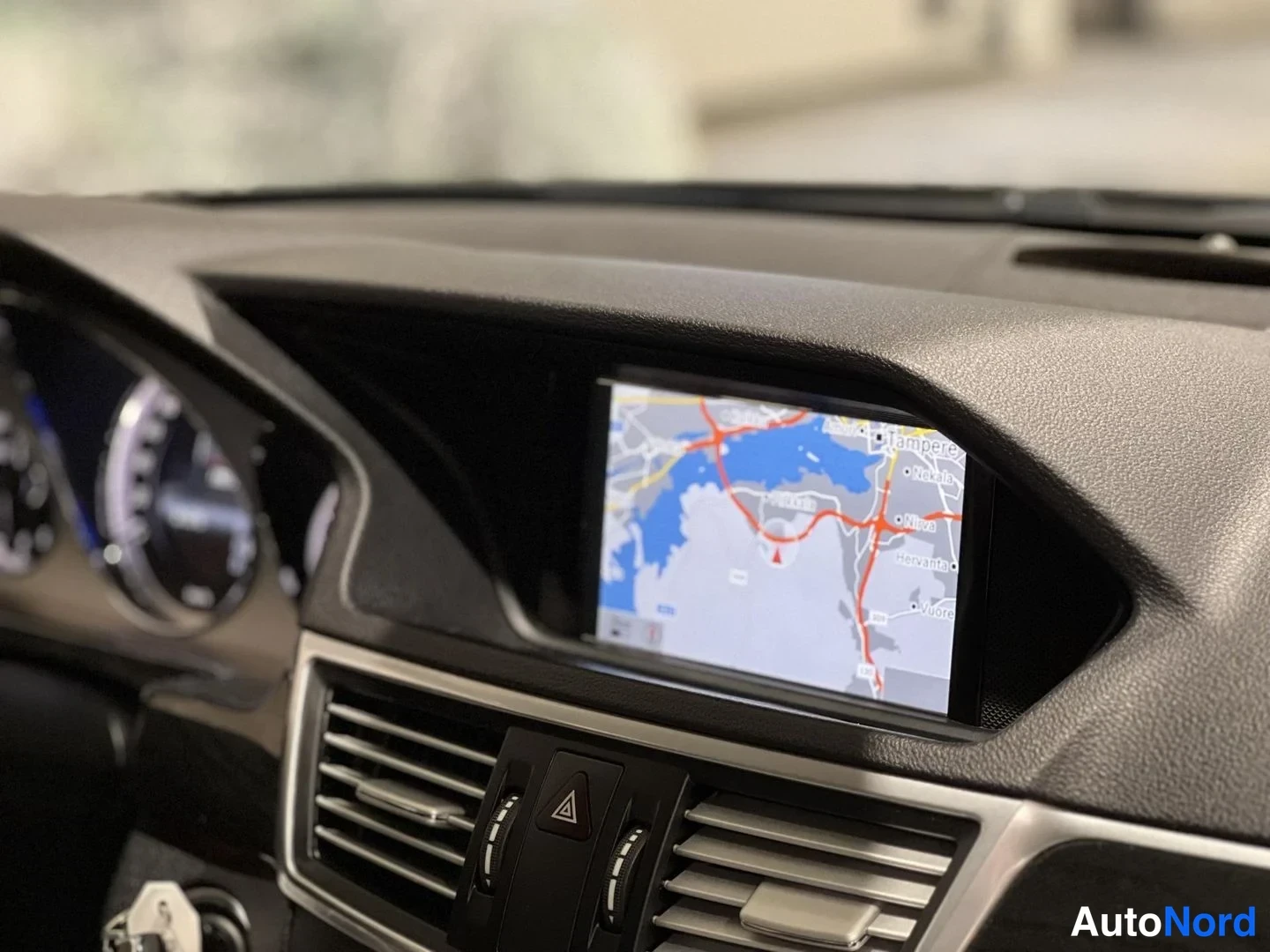 Musta Mercedes-Benz E 2013, yksityiskohta, kuva 15