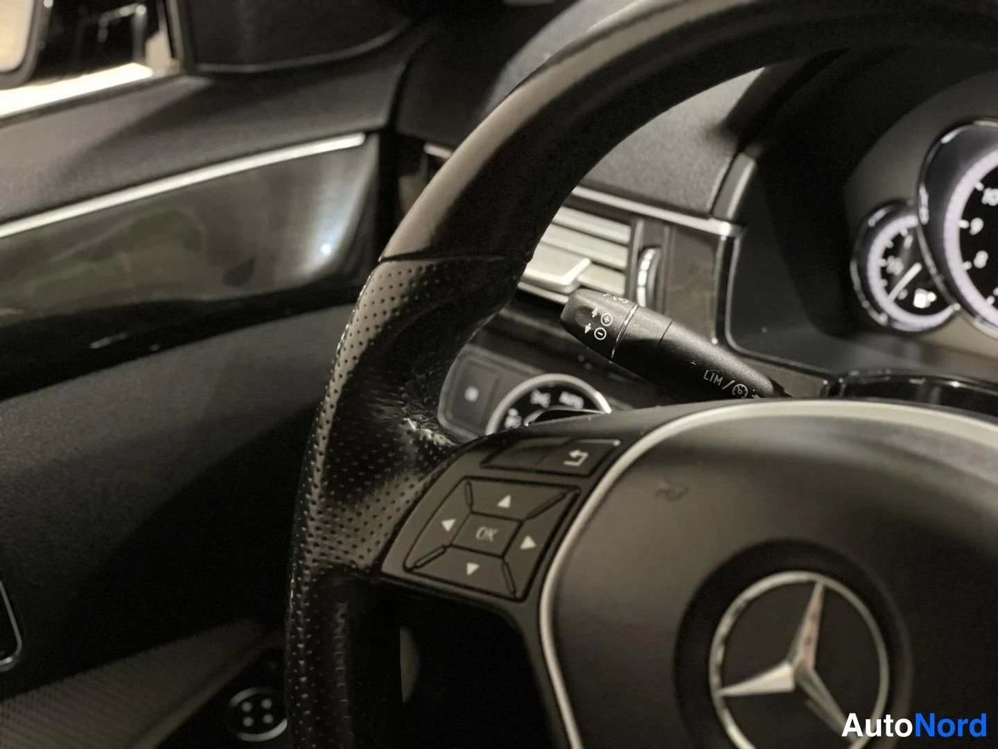 Musta Mercedes-Benz E 2013, yksityiskohta, kuva 17