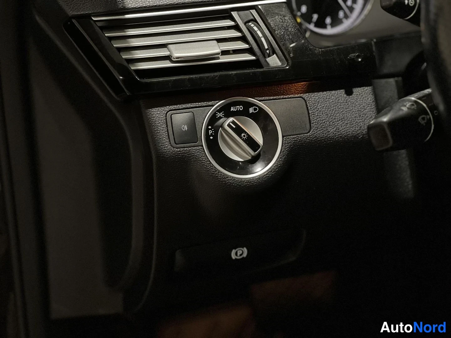 Musta Mercedes-Benz E 2013, yksityiskohta, kuva 20