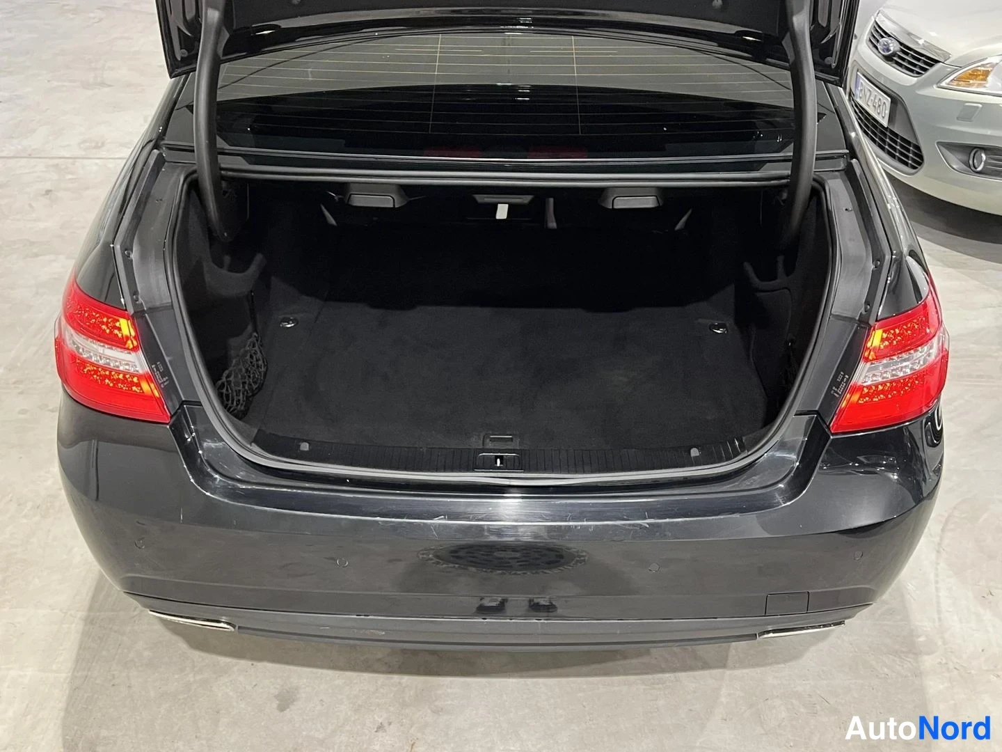 Musta Mercedes-Benz E 2013, tavaratila, kuva 12