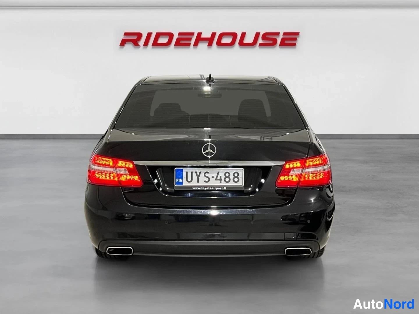 Musta Mercedes-Benz E 2013, takaa, kuva 8