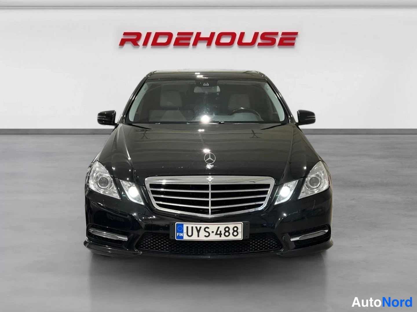 Musta Mercedes-Benz E 2013, edestä, kuva 3