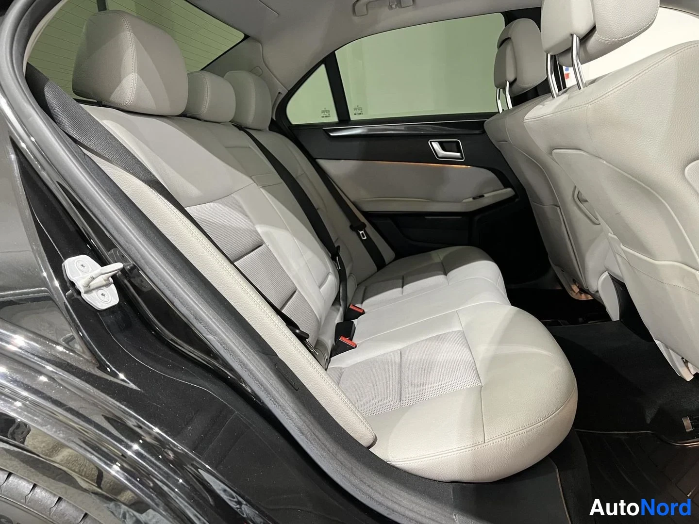 Musta Mercedes-Benz E 2013, takaistuimet, kuva 11