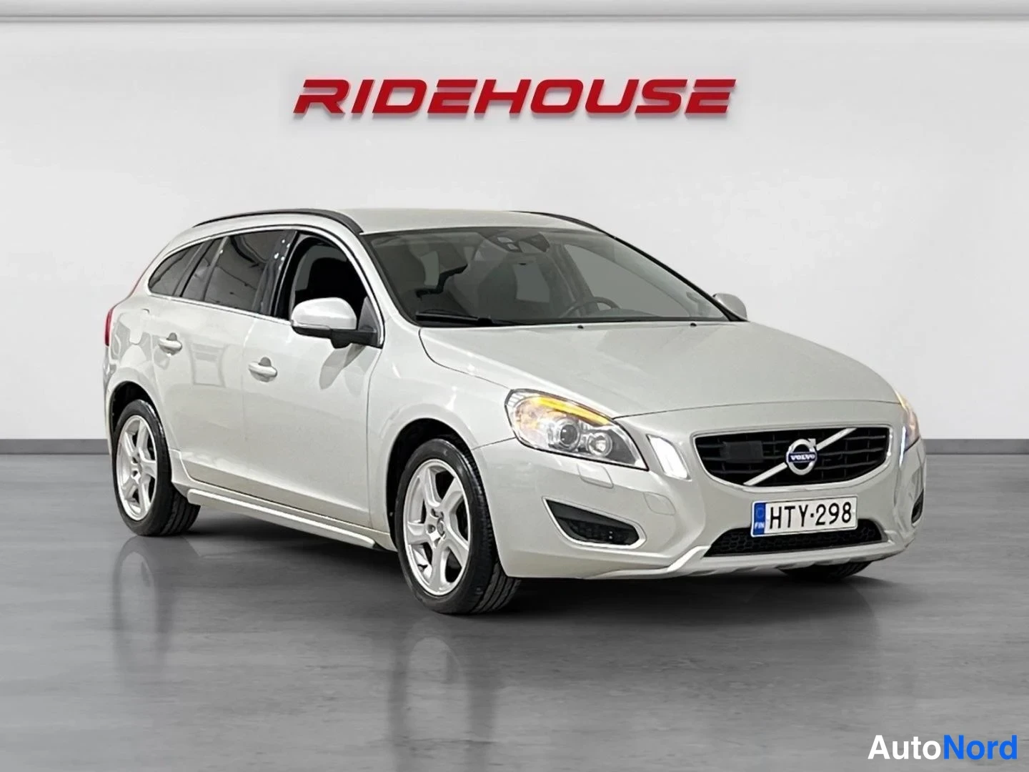 Valkoinen Volvo V60 2010, etuviisto, keula oikealle, kuva 2