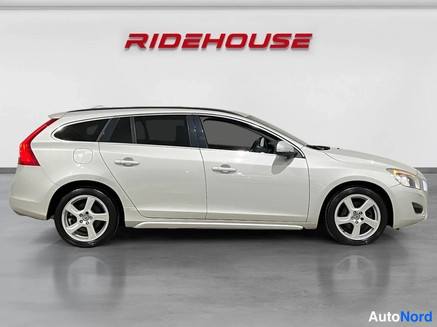 Valkoinen Volvo V60 2010, sivulta, kuva 5