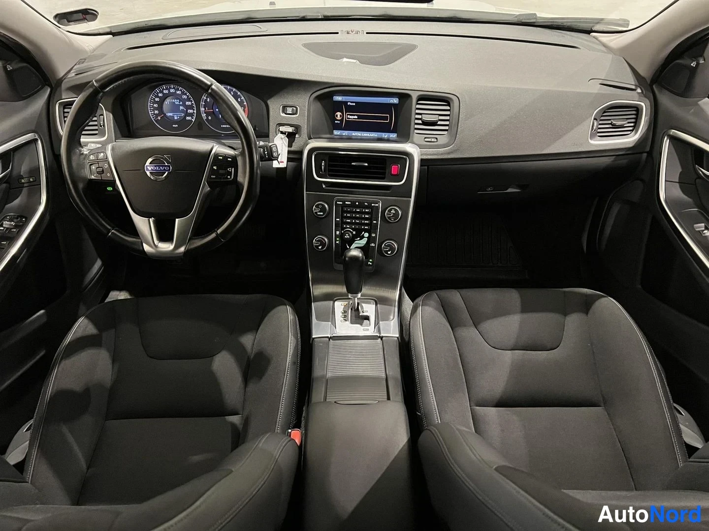 Valkoinen Volvo V60 2010, etuistuimet, kuva 11