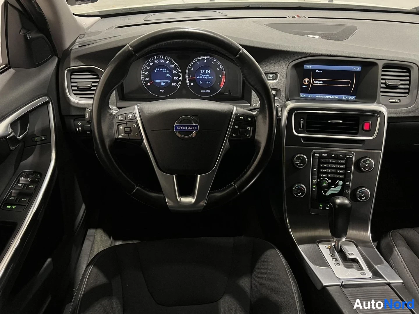 Valkoinen Volvo V60 2010, ohjaamo, kuva 9